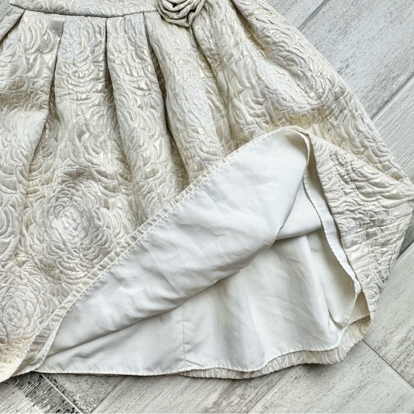 Pippa & Julie Girls Sleeveless Ivory/Gold Metallic Dress w/Rosette - size 5 - Picture 6 of 7